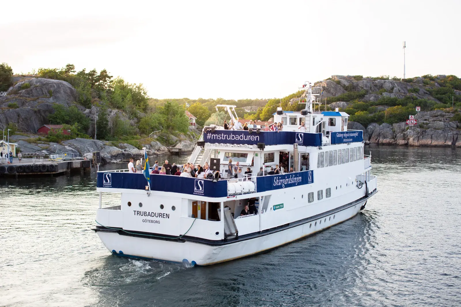 M/S Trubaduren mellan öarna i Göteborgs skärgård